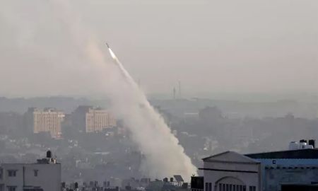 Un cohete disparado desde la Franja de Gaza contra Israel.Ashraf Amra/APA Images via ZUMA / DPA - Archivo Un cohete disparado desde la Franja de Gaza contra Israel.Ashraf Amra/APA Images via ZUMA / DPA - Archivo