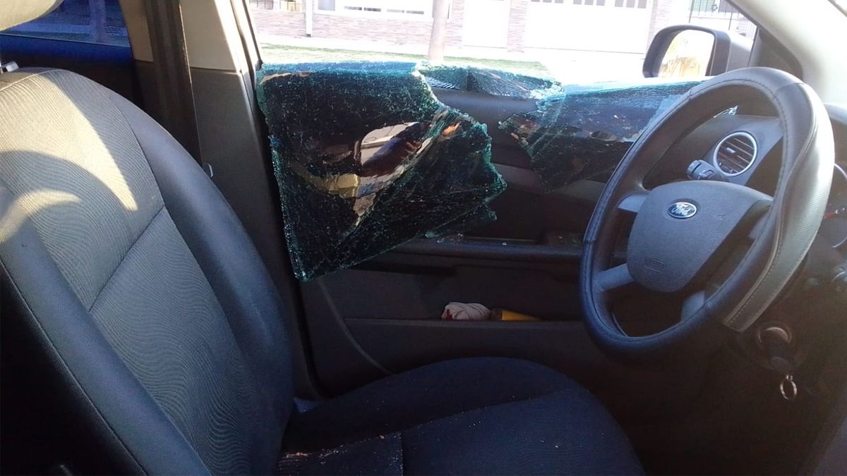 Fútbol violento: corridas, piedrazos y enfrentamiento entre hinchadas provocó la suspensión de un partido en El Trébol