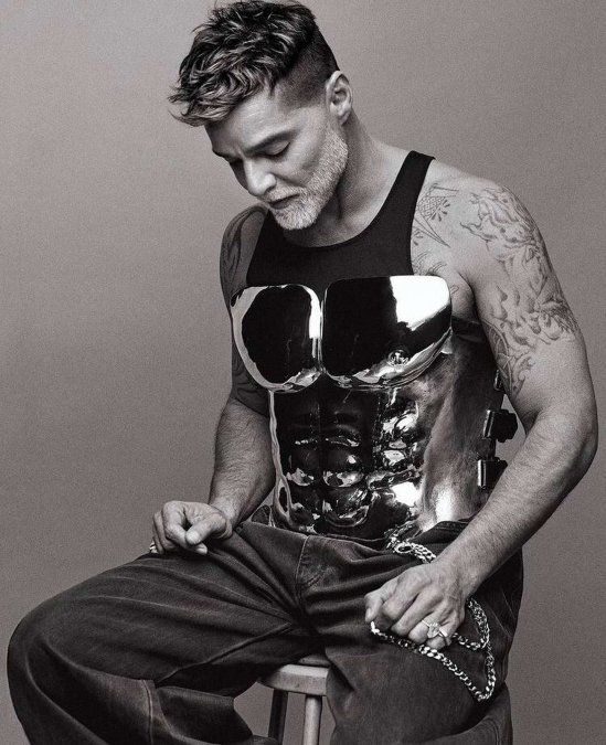 Icono genderless, pos&oacute; con un corset met&aacute;lico.&nbsp;