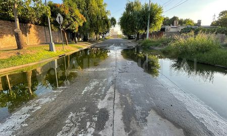 Desde hace tres semanas, vecinos de barrio Guadalupe Oeste conviven con aguas servidas y mal olor en las calles. Desde hace tres semanas, vecinos de barrio Guadalupe Oeste conviven con aguas servidas y mal olor en las calles.