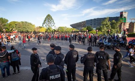 Ya es oficial la sanción para los hinchas de Colón detenidos durante el partido con Aldosivi. Ya es oficial la sanción para los hinchas de Colón detenidos durante el partido con Aldosivi.