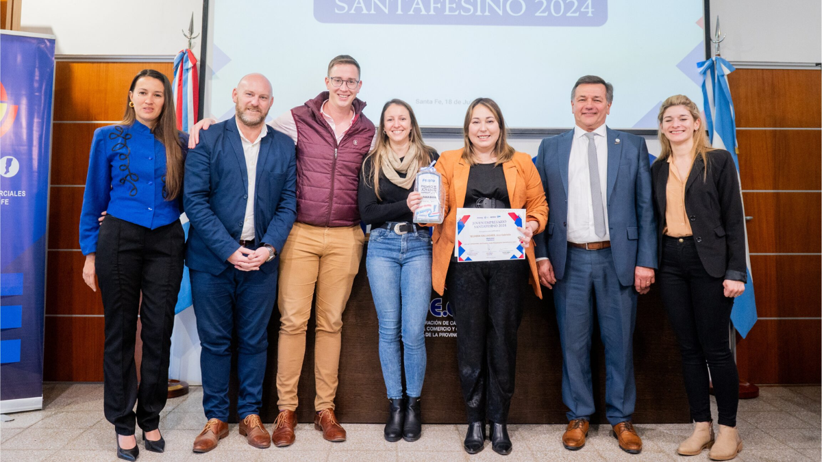 La joven de Esperanza que ganó un premio por su trabajo emprendedor y representará a la provincia a nivel nacional