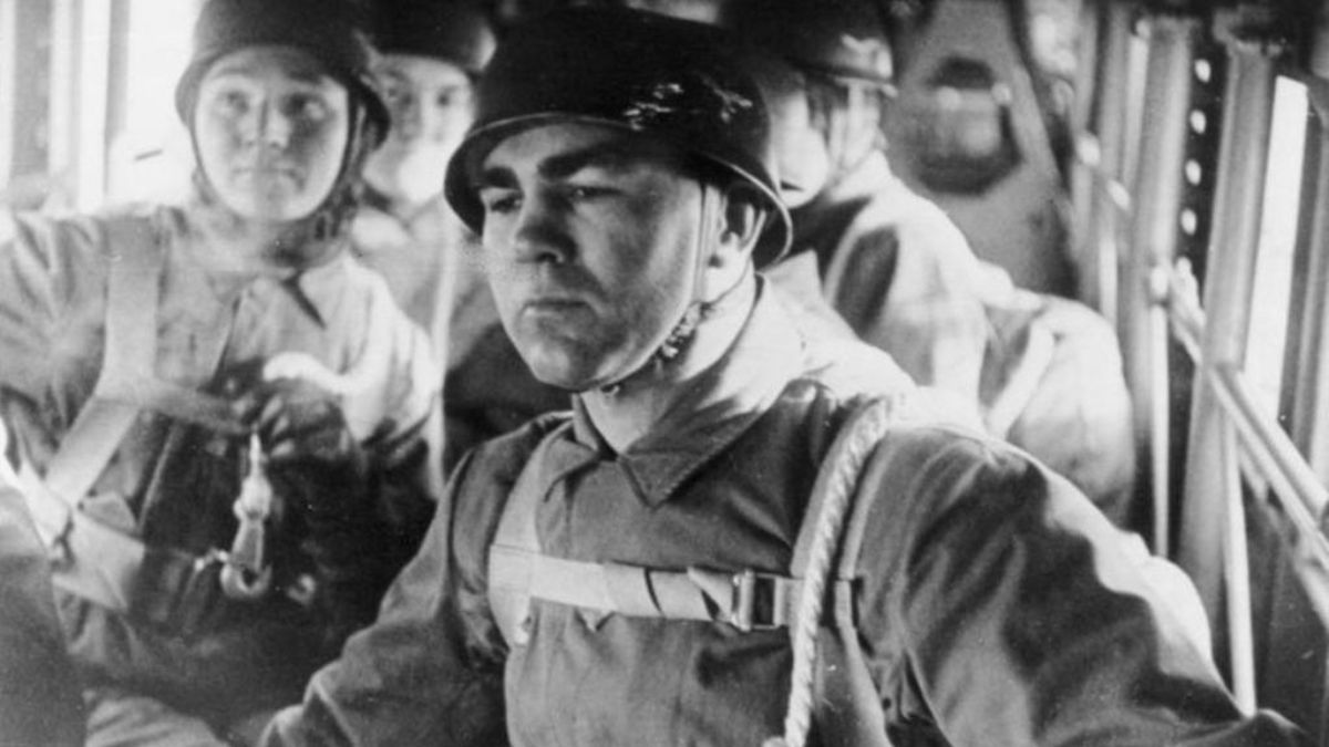 Cuando estalló la II Guerra Mundial, Schmeling fue reclutado, destinado al Regimiento 1 de Fallschirmjäger (Paracaidistas) y, entre el 20 de mayo y 1 de junio de 1941, con casi 36 años, participó de la Unternehmen Merkur (Operación Mercurio), cuando las fuerzas del Eje ocuparon la isla de Creta, Grecia. Allí, Schmeling se rompió los meniscos y sufrió una grave lesión en la columna, pero no solo sobrevivió a una muerte segura –a la que lo mandó Hitler– sino que, a su regreso, sería condecorado por su valor y arrojo. Cuando estalló la II Guerra Mundial, Schmeling fue reclutado, destinado al Regimiento 1 de Fallschirmjäger (Paracaidistas) y, entre el 20 de mayo y 1 de junio de 1941, con casi 36 años, participó de la Unternehmen Merkur (Operación Mercurio), cuando las fuerzas del Eje ocuparon la isla de Creta, Grecia. Allí, Schmeling se rompió los meniscos y sufrió una grave lesión en la columna, pero no solo sobrevivió a una muerte segura –a la que lo mandó Hitler– sino que, a su regreso, sería condecorado por su valor y arrojo.