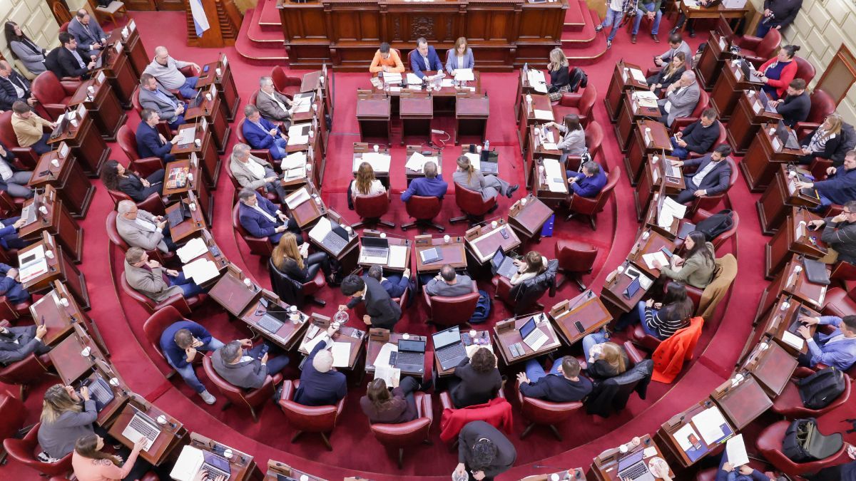 La Comisión Redactora de la Convención del 25 emitió los primeros tres dictámenes de mayoría, que serán sometidos a la votación del plenario este miércoles. La Comisión Redactora de la Convención del 25 emitió los primeros tres dictámenes de mayoría, que serán sometidos a la votación del plenario este miércoles.