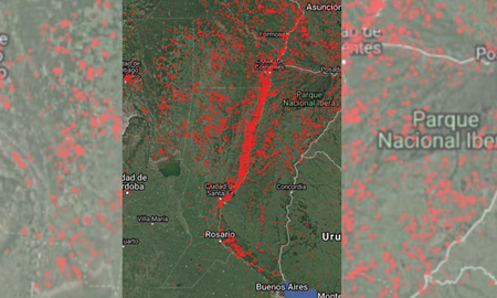 La imagen satelital muestra un r&iacute;o rojo paralelo al curso del Paran&aacute;
