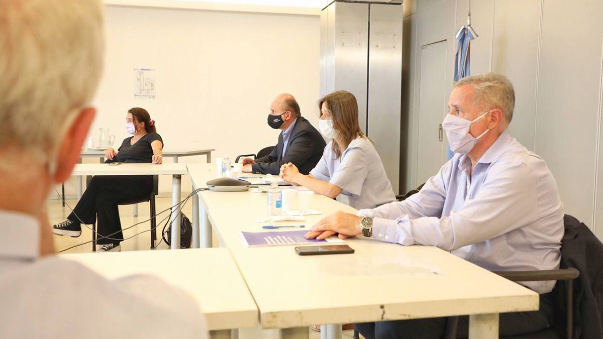 En el encuentro, las y los presentes analizaron la logística de los despliegues de las fuerzas en los barrios más críticos, así como el aprovechamiento de las y los efectivos en el terreno y la importancia de incrementar, entre otros, los controles en seguridad vial.