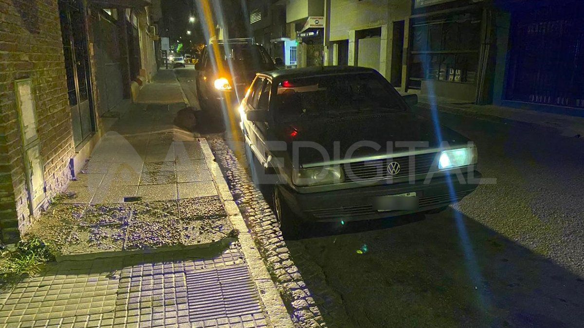 El auto en el que habría estado la víctima quedó en el lugar y fue hallado en marcha y con las luces encendidas. 