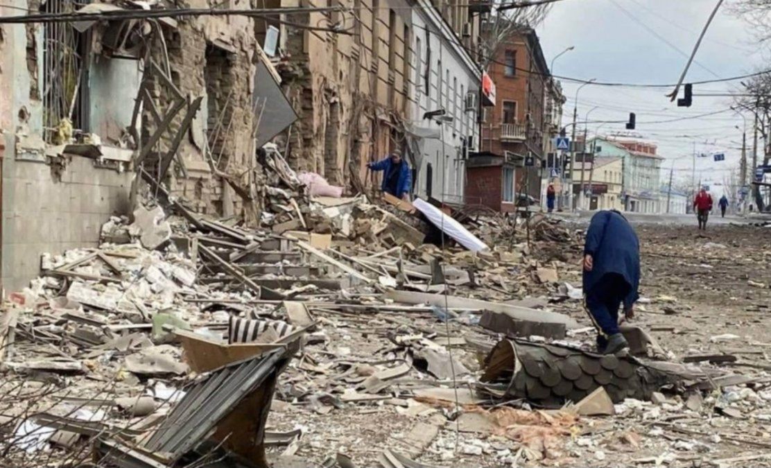 Sigue el fuego contra Ucrania: el ejército ruso bombardeó una mezquita con más 80 civiles.