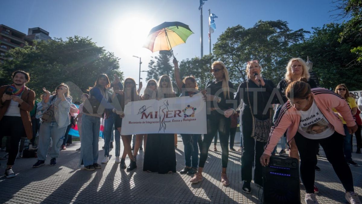 Alejandra Ironici era referente en la comunidad LGBTQ+; las agrupaciones acompañaron el desarrollo del juicio desde la plaza frente a tribunales Alejandra Ironici era referente en la comunidad LGBTQ+; las agrupaciones acompañaron el desarrollo del juicio desde la plaza frente a tribunales