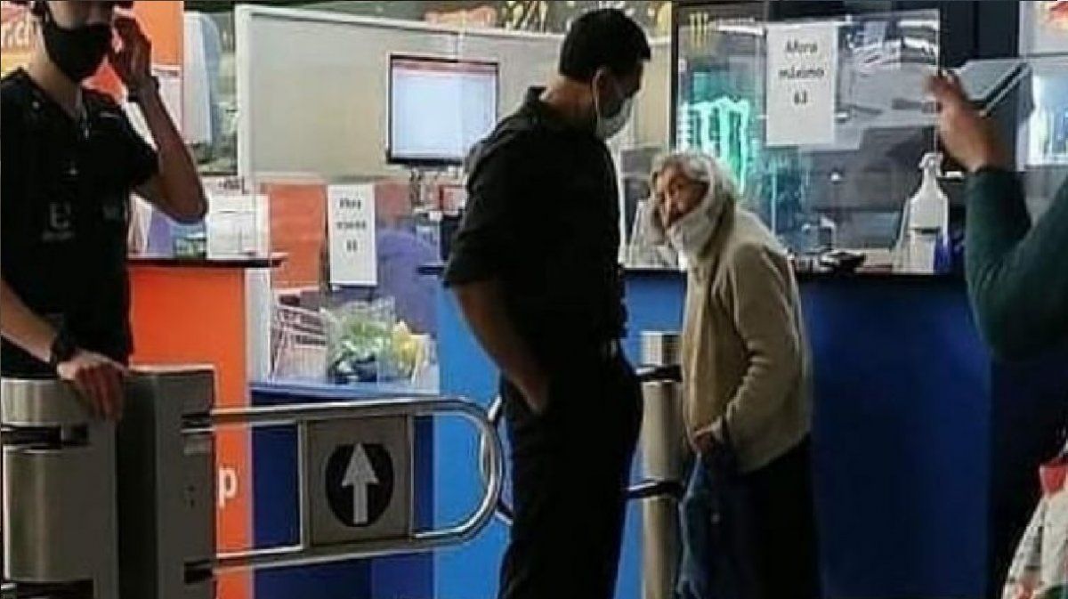 Así echaron a abuela de 100 años de un súper por no tener permiso de circulación