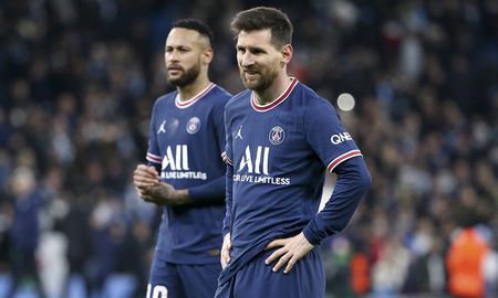 El homenaje de Messi y Neymar a Pelé en la previa del partido de PSG ante Angers El homenaje de Messi y Neymar a Pelé en la previa del partido de PSG ante Angers