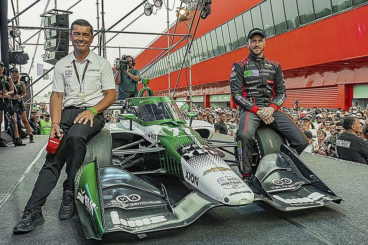 Canapino correrá en toda la temporada 2023 de la IndyCar para la escudería Juncos Hollinger Racing, cuyos titulares son el argentino Ricardo Juncos (con él en la foto) y el estadounidense Brad Hollinger. Radicado desde 2002 en los Estados Unidos, este será el primer año en el que el tigrense Juncos presentará dos autos en la IndyCar.