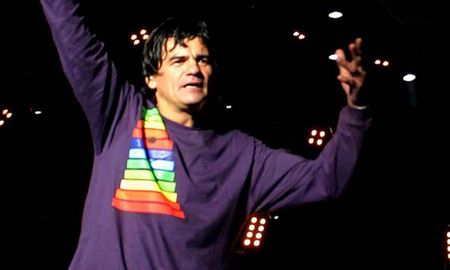 Hace 12 años moría, días antes de cumplir 49 años, en una terminal de ómnibus de Río Cuarto y a causa de un paro cardiorrespiratorio, Alejandro Sokol, cantante principal y frontman de Las Pelotas y miembro de la primera formación de Sumo. Hace 12 años moría, días antes de cumplir 49 años, en una terminal de ómnibus de Río Cuarto y a causa de un paro cardiorrespiratorio, Alejandro Sokol, cantante principal y frontman de Las Pelotas y miembro de la primera formación de Sumo.