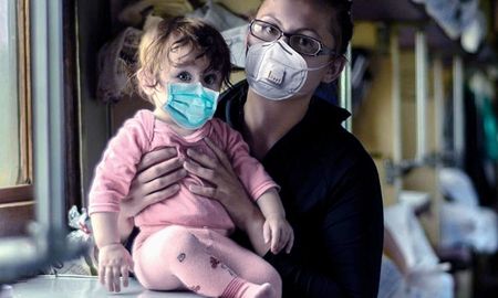 La iniciativa establece un nuevo beneficio por Cuidado de Salud Integral, que consiste en el pago de una Asignación Universal por Hijo, a concretarse una vez por año, para ayudar al cuidado de cada niño o niña menor de tres años La iniciativa establece un nuevo beneficio por Cuidado de Salud Integral, que consiste en el pago de una Asignación Universal por Hijo, a concretarse una vez por año, para ayudar al cuidado de cada niño o niña menor de tres años