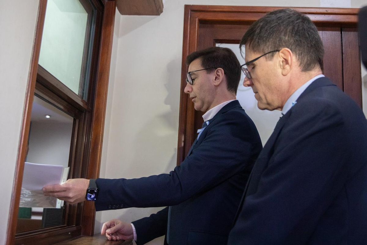 El vicepresidente ejecutivo de la Lotería de Santa Fe, Daniel Di Lena, realizó la presentación junto al ministro de Educación de la provincia, José Goity. El vicepresidente ejecutivo de la Lotería de Santa Fe, Daniel Di Lena, realizó la presentación junto al ministro de Educación de la provincia, José Goity.