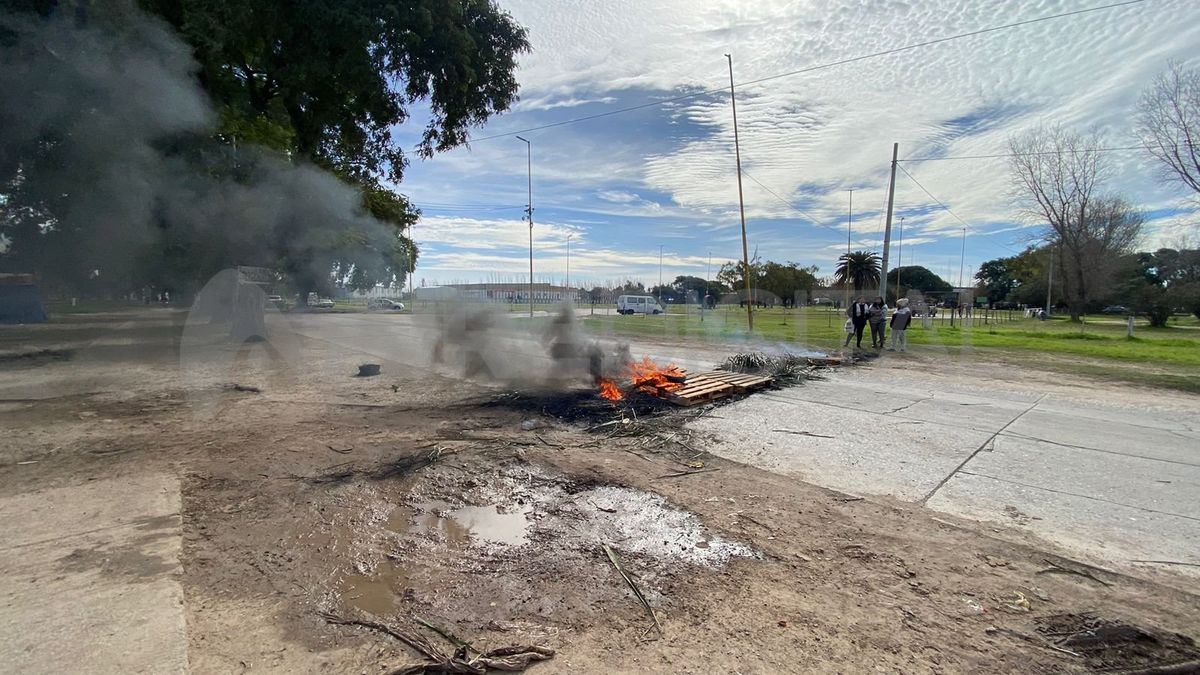 Los vecinos cortaron el tránsito sobre Avenida Teniente Loza.