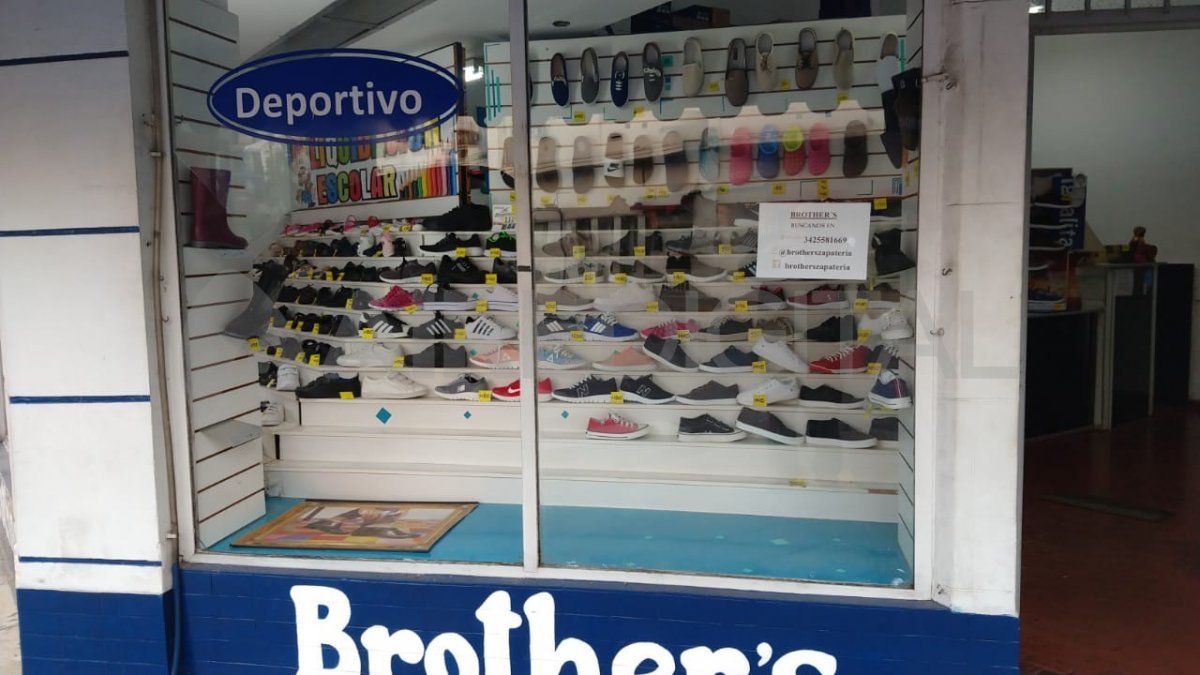 Los ladrones rompieron el vidrio y se llevaron mercadería de la zapatería.