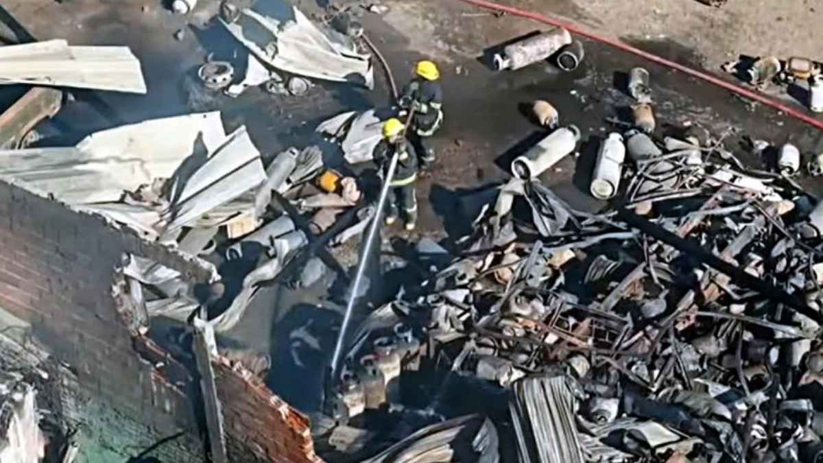 Los bomberos trabajaron en el predio de Merlo, donde había más de 2500 garrafas y donde se desarrolló el incendio. Los bomberos trabajaron en el predio de Merlo, donde había más de 2500 garrafas y donde se desarrolló el incendio. 