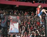 Desde el Ministerio de Seguridad aseguran que algunos barras intentaron que el partido se suspendiera. Detrás, una de las tribunas colmadas. Desde el Ministerio de Seguridad aseguran que algunos barras intentaron que el partido se suspendiera. Detrás, una de las tribunas colmadas.