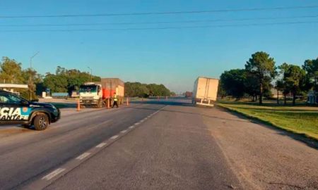 Un camionero murió tras un choque frontal cerca de Casas, en el sur de Santa Fe. El tránsito sigue interrumpido y trabajan peritos y policías en el lugar. Un camionero murió tras un choque frontal cerca de Casas, en el sur de Santa Fe. El tránsito sigue interrumpido y trabajan peritos y policías en el lugar.