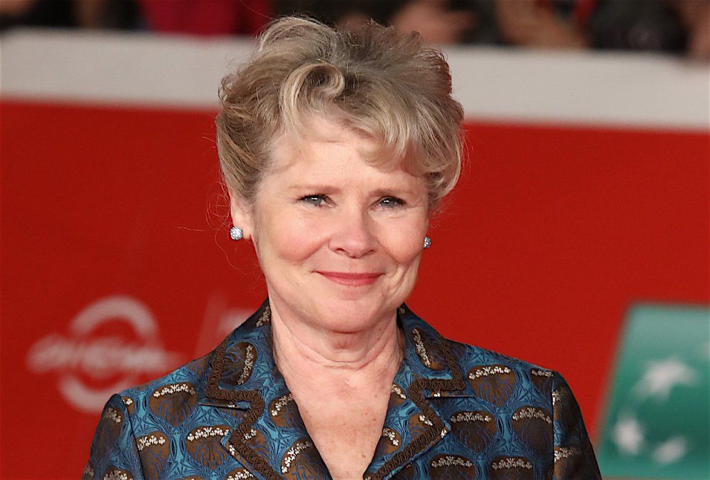 Imelda Staunton podría interpretar a la reina Isabel II en The Crown