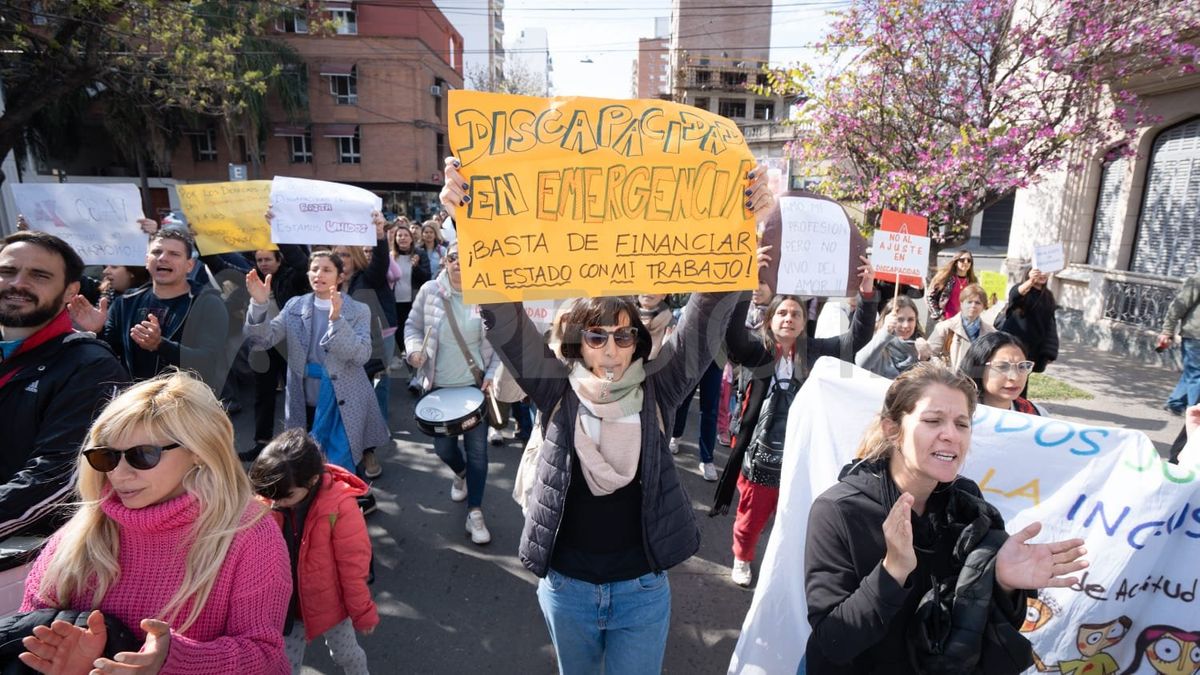 En 2024, profesionales de la salud y transportistas reclamaron el pago de haberes de las obras sociales por tratamientos brindados a pacientes con discapacidades.