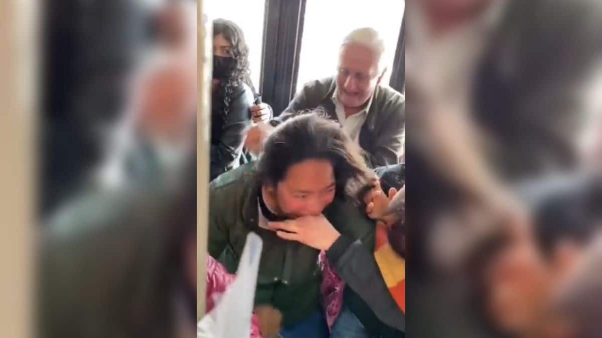 Dos mujeres se mordieron en un colectivo de Colombia.