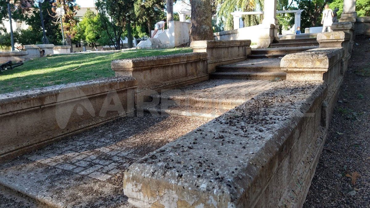 Los vecinos remarcan que la limpieza en la plaza es insuficiente y reclaman más mantenimiento. 