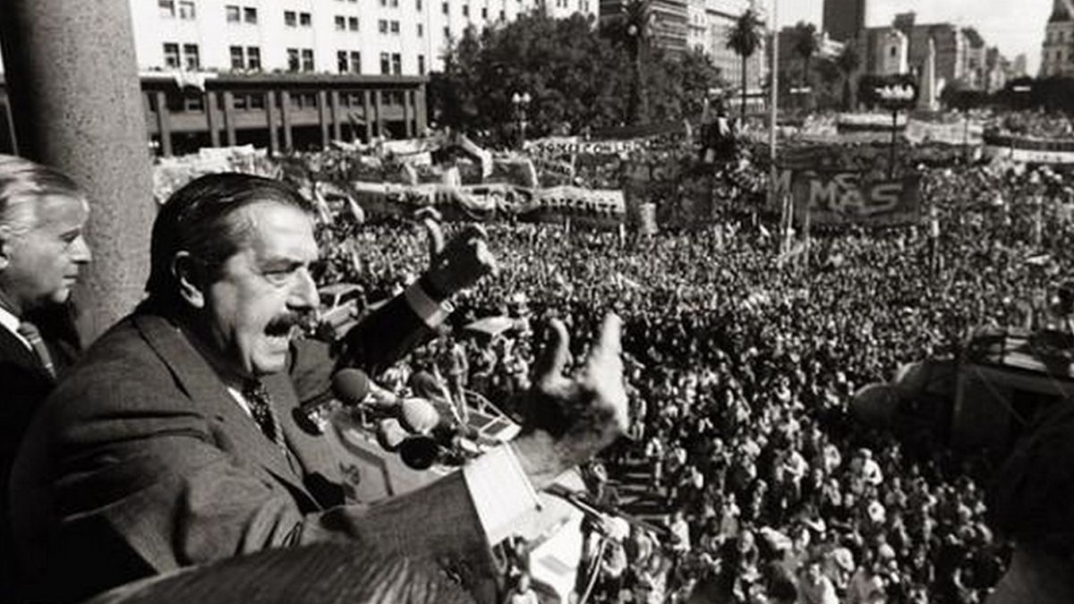El radical Raúl Alfonsín se impuso al peronista Ítalo Luder. El radical Raúl Alfonsín se impuso al peronista Ítalo Luder.