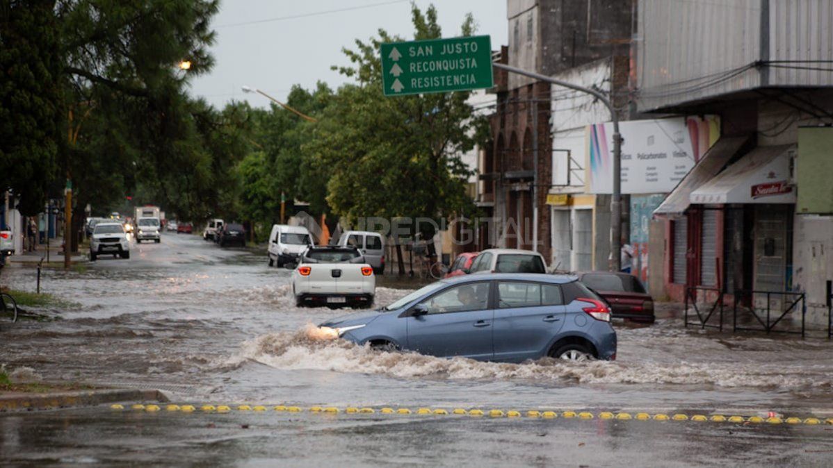 En varias esquinas de la ciudad de Santa Fe se formaron lagunas por la caída de mucha agua en un tiempo corto.&nbsp;