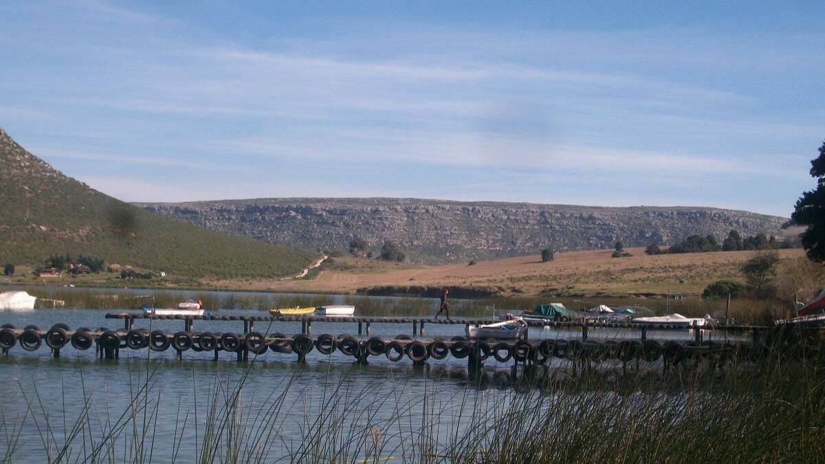 El cordón de Tandilia que bordea la laguna forma parte de una de las estructuras geológicas más antiguas de la Tierra, con rocas que superan los 2.200 millones de años. El cordón de Tandilia que bordea la laguna forma parte de una de las estructuras geológicas más antiguas de la Tierra, con rocas que superan los 2.200 millones de años.