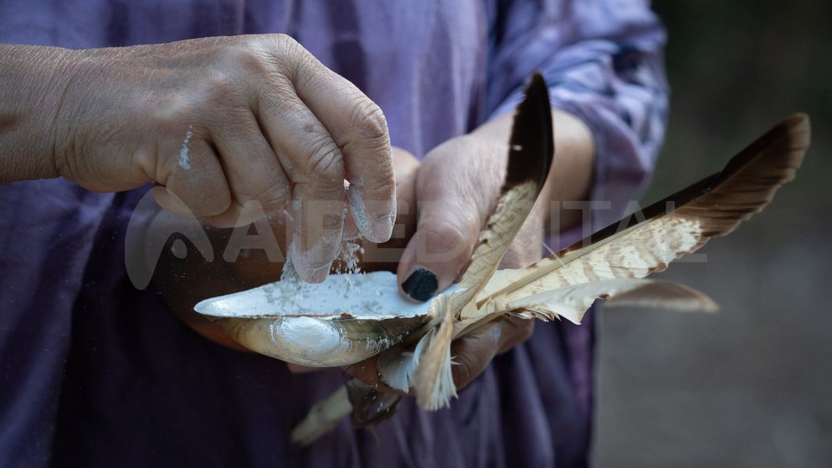 Dora unta a los participantes de la ceremonia con las cenizas del último fuego sagrado o “calishim”, el fin de año que se celebra todos los 30 de agosto.