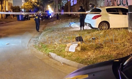 Los dos hermanos que iban en auto eran perseguidos por una moto, chocaron y al escapar los mataron. Los dos hermanos que iban en auto eran perseguidos por una moto, chocaron y al escapar los mataron.