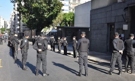 masivo operativo de seguridad en la puerta de la morgue masivo operativo de seguridad en la puerta de la morgue