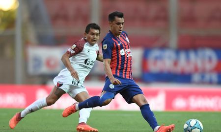 Colón y San Lorenzo igualaron 2-2 por la Copa Diego Maradona, con un arbitraje polémico de Andrés Merlos. Colón y San Lorenzo igualaron 2-2 por la Copa Diego Maradona, con un arbitraje polémico de Andrés Merlos.