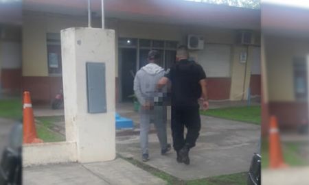 Esposado. Sobre el recluso recaía un pedido de captura emanado del Colegio de Jueces. Esposado. Sobre el recluso recaía un pedido de captura emanado del Colegio de Jueces.