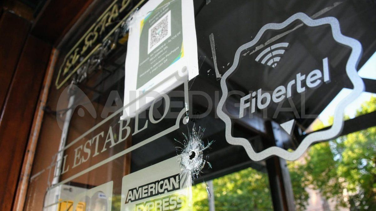 Uno de los proyectiles atravesó el vidrio de una ventana del local gastronómico El Establo. 