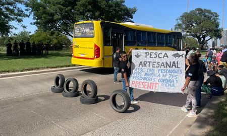 Pescadores realizaron varios cortes de ruta en Santa Fe. Pescadores realizaron varios cortes de ruta en Santa Fe.