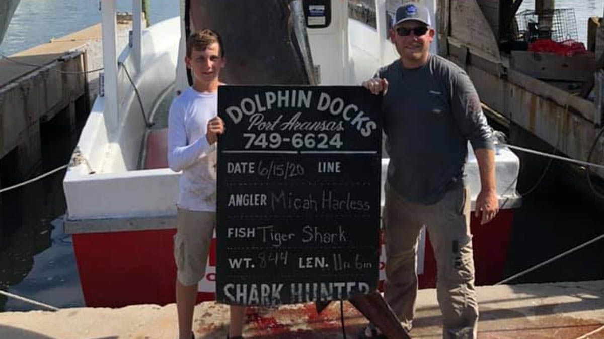 Un adolescente captura un tiburón de casi 400 kilogramos en Texas