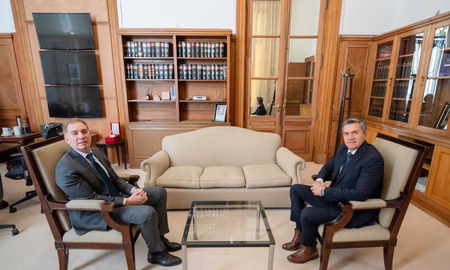 El ministro del Interior, Diego Santilli, recibió este martes en la Casa Rosada al gobernador de Chaco, Leandro Zdero. El ministro del Interior, Diego Santilli, recibió este martes en la Casa Rosada al gobernador de Chaco, Leandro Zdero.
