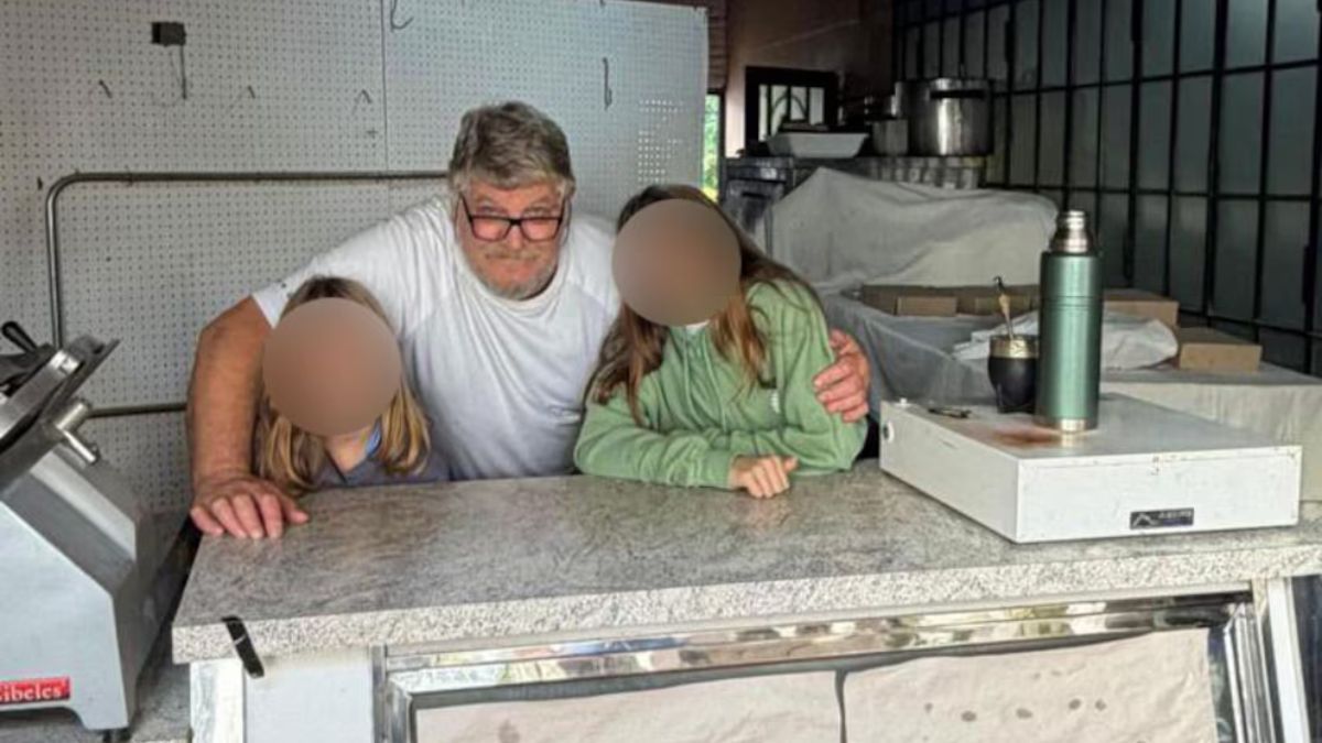 Juan Icardi junto a Isabella y Francesca en el emprendimiento gastronómico de su abuelo. Juan Icardi junto a Isabella y Francesca en el emprendimiento gastronómico de su abuelo.