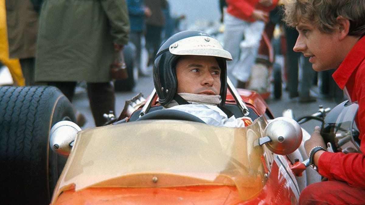 El domingo 7 de abril de 1968, Clark tomó parte de la fecha inaugural del Campeonato Europeo de la Fórmula 2 en Hockenheim, Alemania. Lo hizo con un Lotus 48-Cosworth y, como no estaba conforme con el rendimiento de su auto durante todo el fin de semana, su mecánico, Dave Beaky Sims (junto a él, en la grilla, en la última foto antes de largar), recordó que solo dijo: “No esperen nada de mí hoy, solo manténganme informado sobre dónde estoy (cuál era su posición en la carrera), y cuántas vueltas faltan El domingo 7 de abril de 1968, Clark tomó parte de la fecha inaugural del Campeonato Europeo de la Fórmula 2 en Hockenheim, Alemania. Lo hizo con un Lotus 48-Cosworth y, como no estaba conforme con el rendimiento de su auto durante todo el fin de semana, su mecánico, Dave Beaky Sims (junto a él, en la grilla, en la última foto antes de largar), recordó que solo dijo: “No esperen nada de mí hoy, solo manténganme informado sobre dónde estoy (cuál era su posición en la carrera), y cuántas vueltas faltan