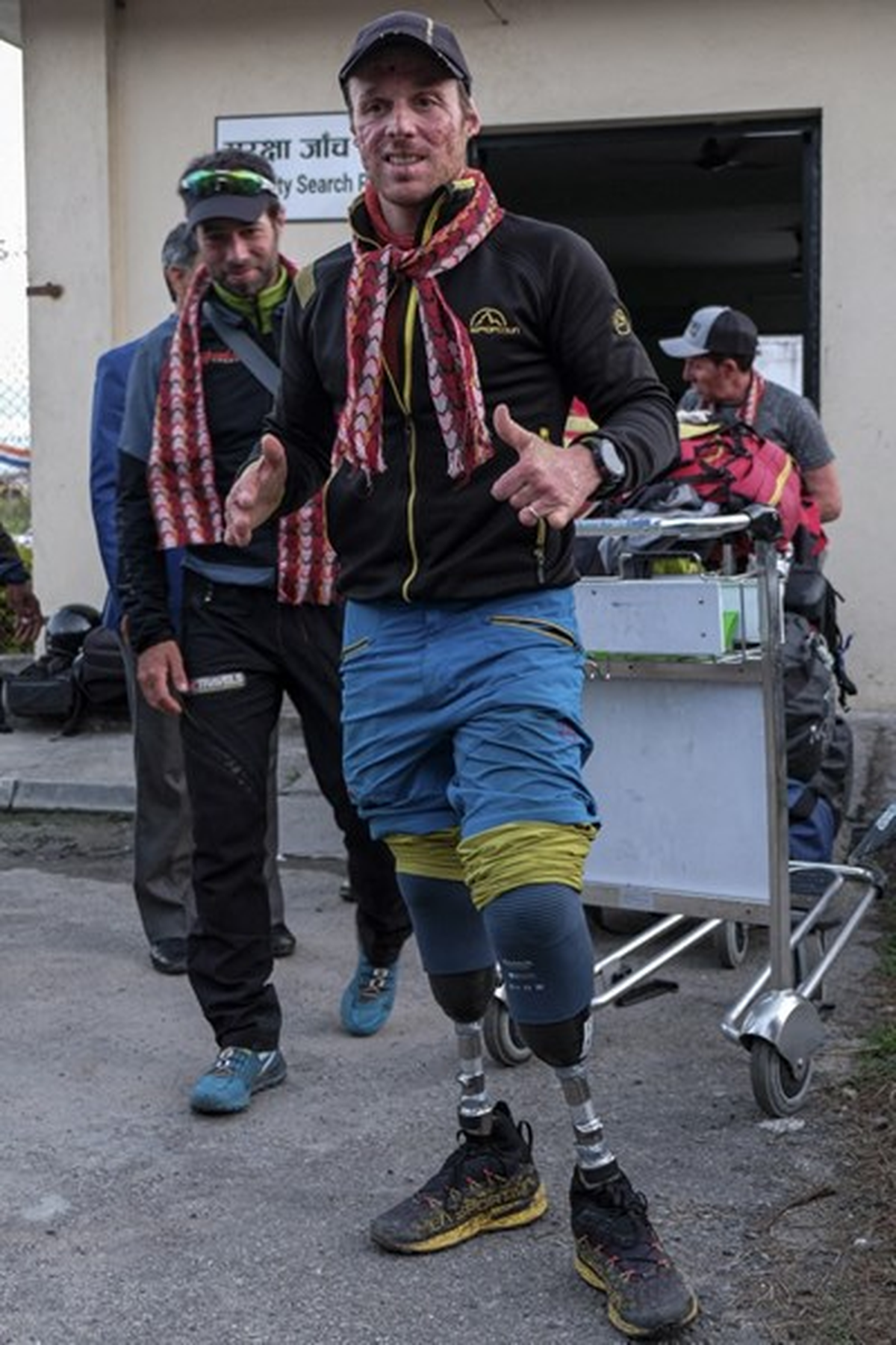 El italiano Andrea Lanfri, de 35 años, se convirtió en el primer montañista sin piernas en escalar los 8.849 metros del monte Everest.