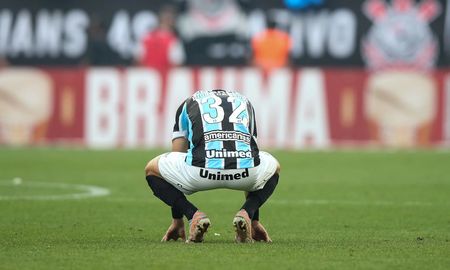 Gremio venció a Atlético Mineiro pero no pudo evitar el descenso en la última fecha del Brasileirao. El triunfo de Juventude ante Corinthians selló el destino del Tricolor gaúcho. Gremio venció a Atlético Mineiro pero no pudo evitar el descenso en la última fecha del Brasileirao. El triunfo de Juventude ante Corinthians selló el destino del Tricolor gaúcho.