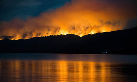 El incendio en el Parque Nacional Los Alerces ya afecta más de 1.000 hectáreas El incendio en el Parque Nacional Los Alerces ya afecta más de 1.000 hectáreas