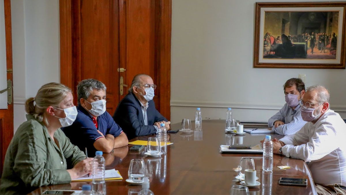 Corach manifestó: “Seguimos trabajando de manera conjunta en una de las misiones más importantes que tenemos por delante como es la logística de la distribución de las vacunas. En ese sentido, encontramos mucha disposición del Correo Argentino para priorizar dicha logística en el reparto de las vacunas en toda la provincia”.