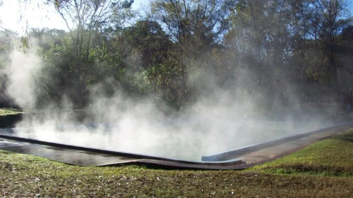 Las aguas calientes de las Termas de Caimancito son reconocidas por sus altas temperaturas, que varían entre los 46° y 58° C. Las aguas calientes de las Termas de Caimancito son reconocidas por sus altas temperaturas, que varían entre los 46° y 58° C.