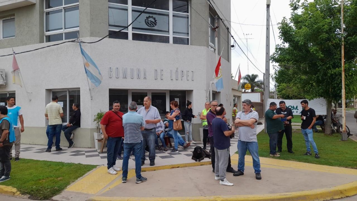 Trabajadores se movilizaron este martes en la puerta de la explanada.