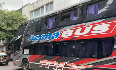 El colectivo de Peñarol terminó con los vidrios rotos en Rosario: ¿Qué pasó? El colectivo de Peñarol terminó con los vidrios rotos en Rosario: ¿Qué pasó?