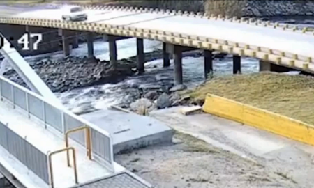 Una joven perdió el control de su auto y cayó desde un puente al río en Córdoba. Una joven perdió el control de su auto y cayó desde un puente al río en Córdoba.